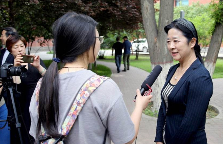 “女生做人肉闹钟叫考研同学起床 一天收一元”